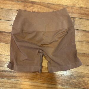 Alphalete Amplify Contour Shorts in Clay